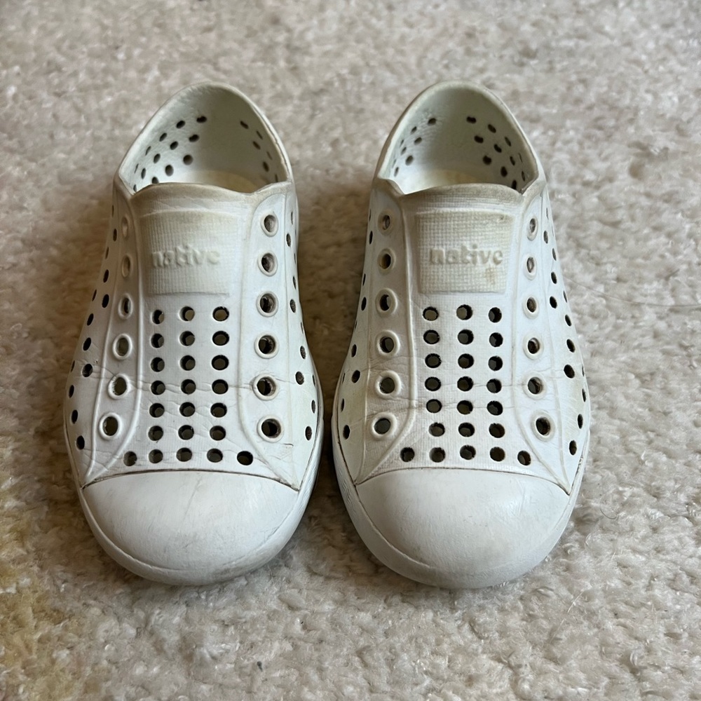 GUC White Natives Size 7 Child